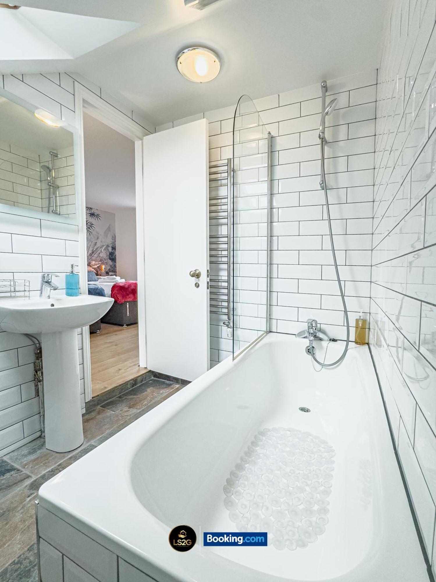 Stunning House By Ls2G Short Lets & Serviced Accommodation Greater London With Free Wifi Eksteriør billede